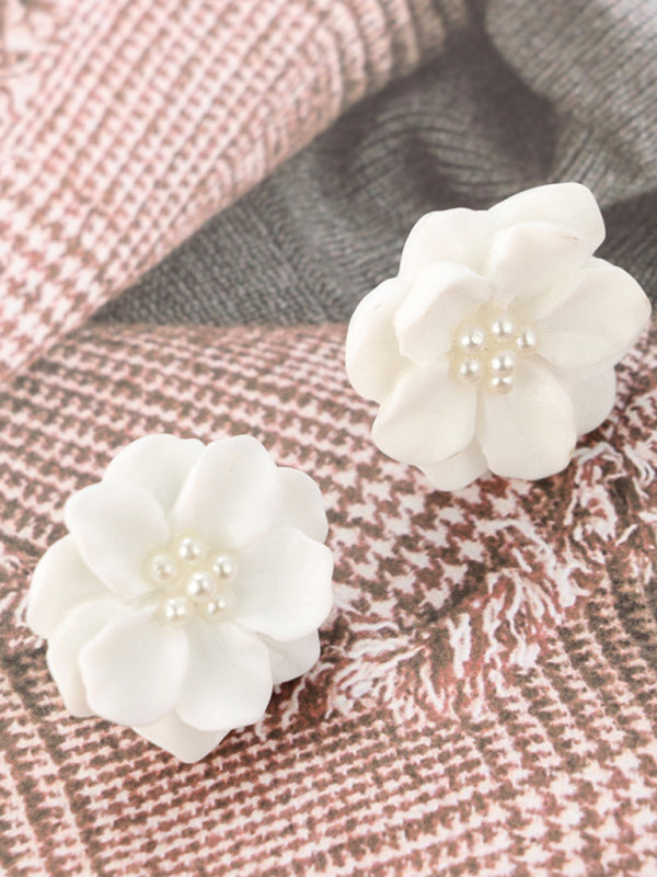 Simple and versatile exaggerated camellia three-dimensional white flower pearl earrings